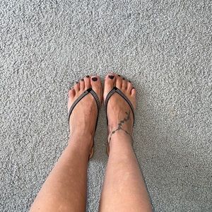 Black diamond accent flip flops.